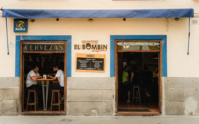 El bar, la plaza y la peluquería: los últimos templos de la conversación real en España