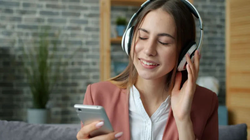 El arte de poner la música correcta: por qué tu lista de reproducción importa más de lo que crees