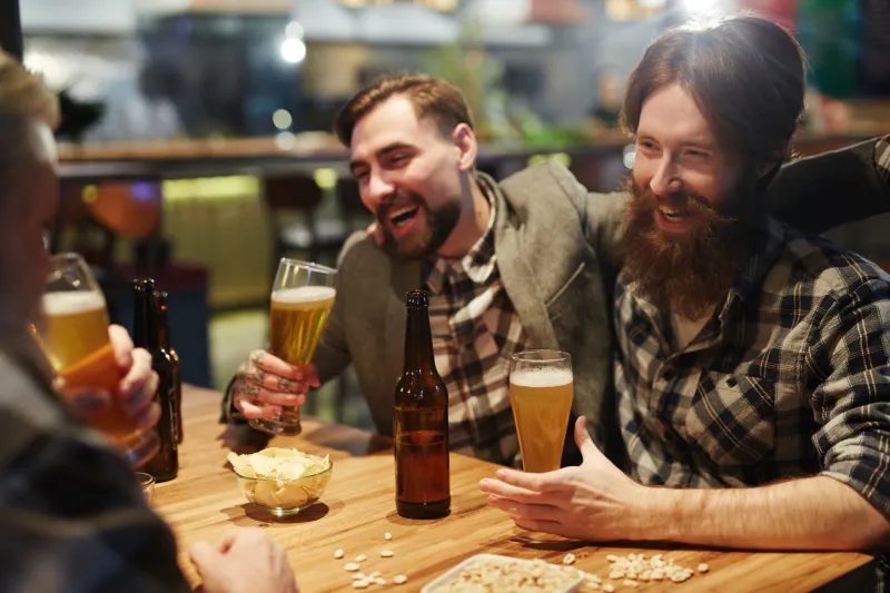 Diez euros, un viernes y cero excusas: el reto de la noche perfecta con lo que llevas en el bolsillo