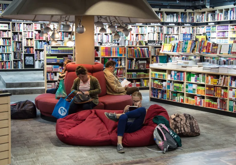 La librería donde nadie tiene prisa: los nuevos rincones de barrio que mezclan páginas, personas y buen vino