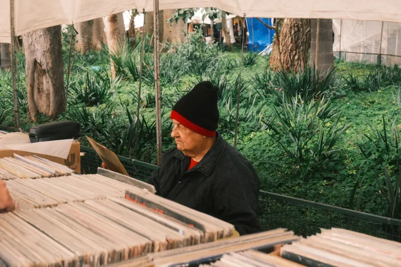 La caza del tesoro urbana: cómo recorrer librerías de viejo, tiendas de vinilos y cafés con historia sin gastarte el sueldo