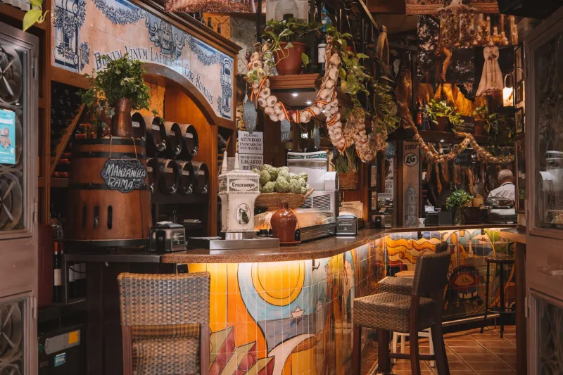 Comer entre paredes con memoria: los restaurantes más antiguos de España que no han cambiado nada (y mejor así)