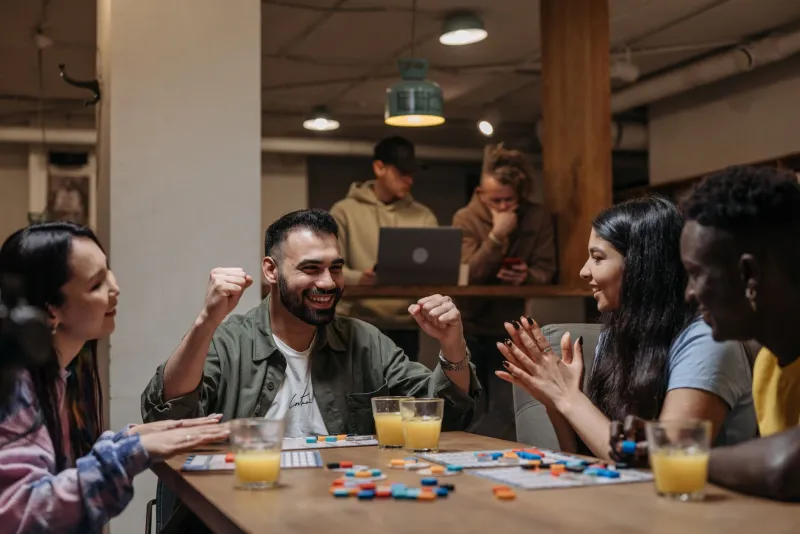 Fichas, dados y risas: la revolución silenciosa de los juegos de mesa que está llenando salones y cafés
