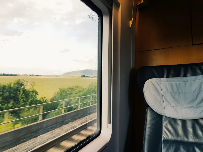 Subirte al tren y olvidarte del reloj: las rutas más bonitas y baratas para recorrer España sin prisa